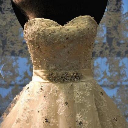 Elegant Lace Appliqued Ball Gown Ch..