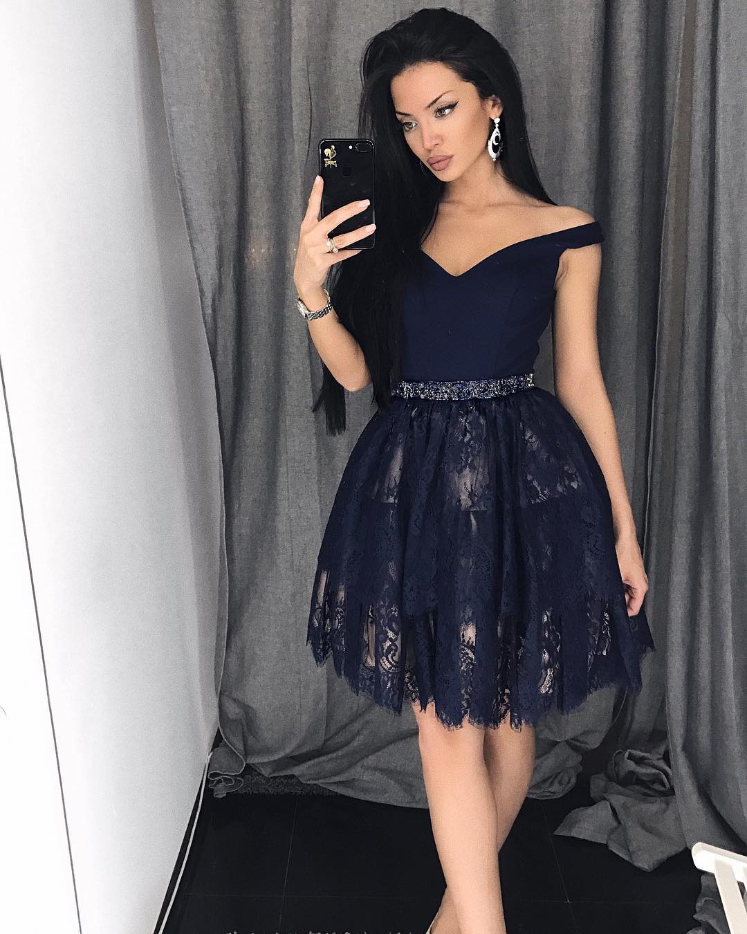 Short Off-Shoulder Homecoming Dress,Lace Semi-Formal Party Gown，2018 Beaded Prom Gowns .Navy Blue Lace Prom Dresses Short , 2018 Plus Size Women Party Gowns .Wedding Guest Gowns 