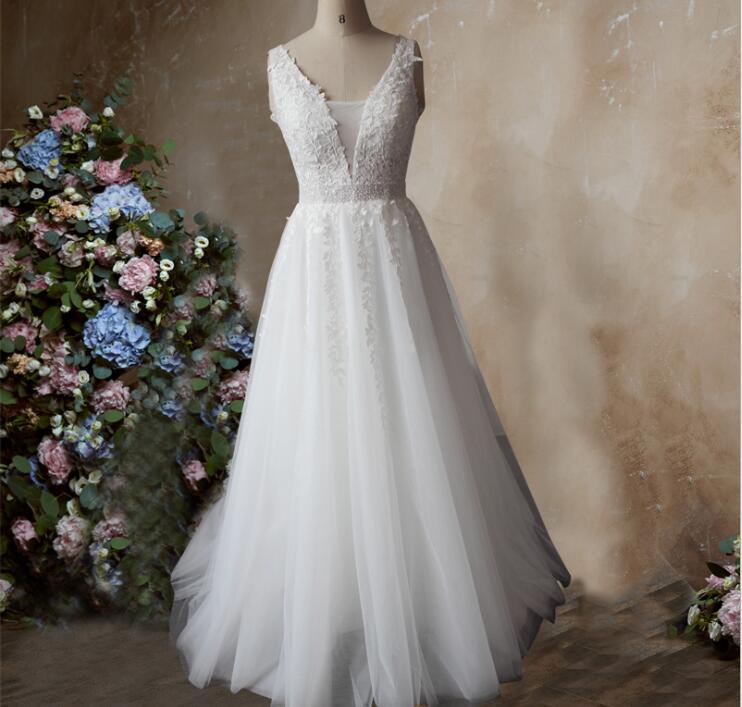 Sexy A Line Lace Wedding Dresses With Appliqued Custom Made Wedding Gowns , Wedding Gowns