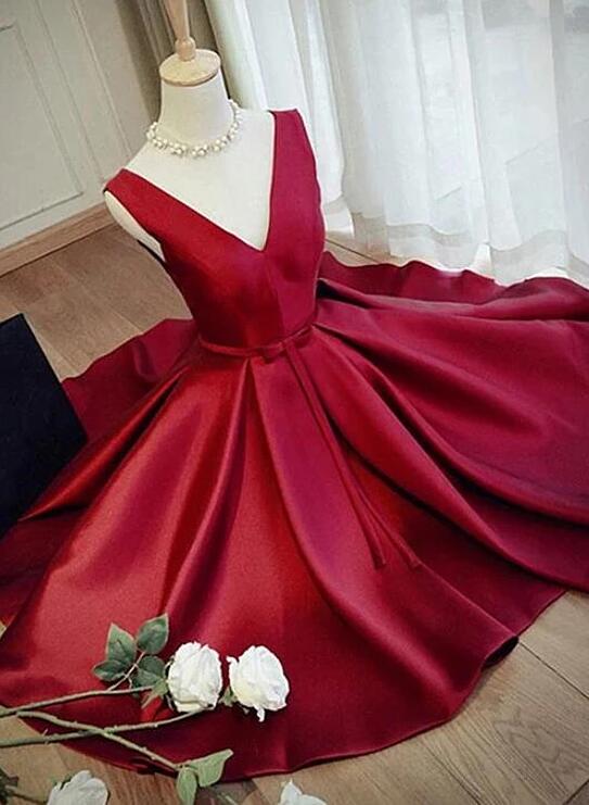 V-neck Burgundy Satin Ball Gown Short Prom Dresses Plus Size Mini Party Gowns Homecoming Party Gowns
