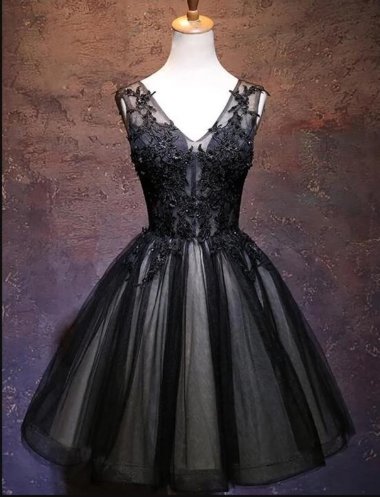 Fashion Black V-neck Lace Short Homecoming Party Dresses A Line Party Gowns 2020 Sweet 16 Prom Gowns ,junior Party Gowns