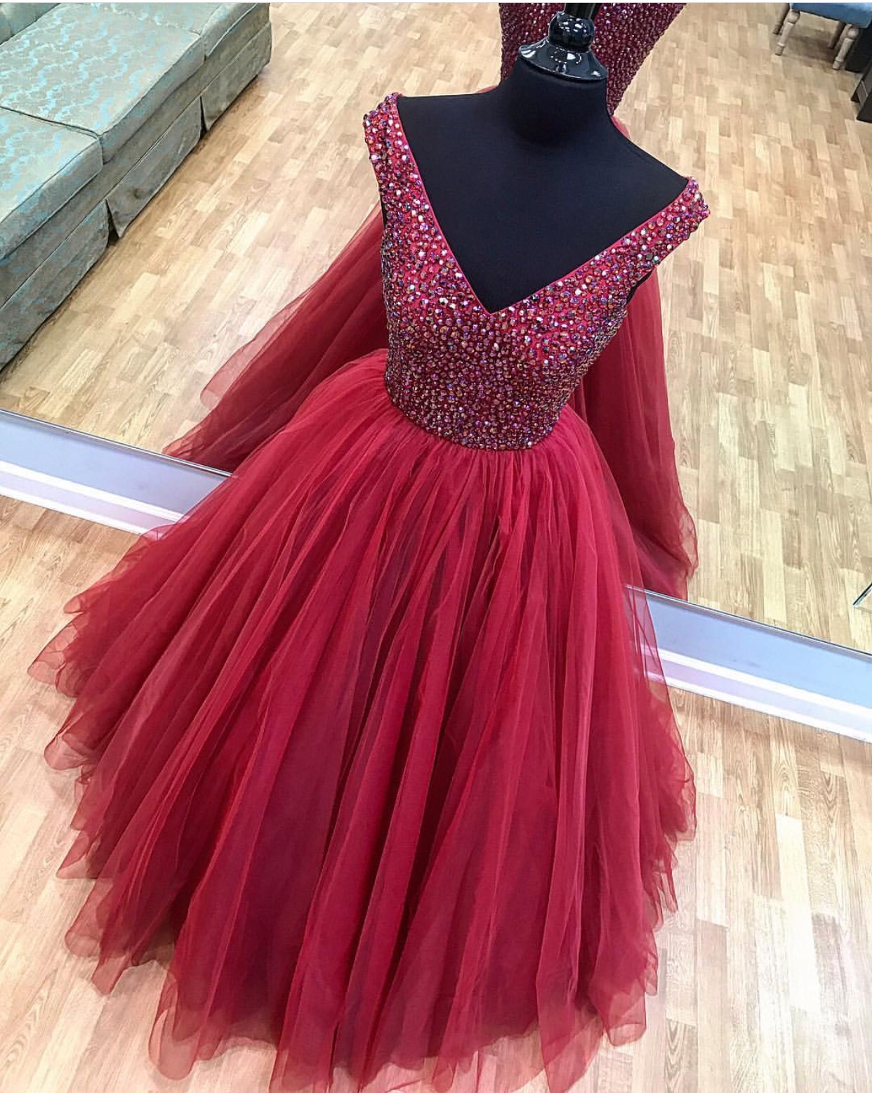 Luxury Beaded V-neck Bugundy A Line Long Prom Dresses Custom Made Quinceanera Party Gowns , Prom Gowns 2020